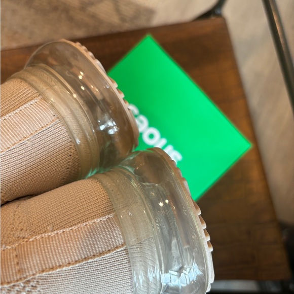 Lucky Step Beige Gold Chain Shoes NWT -- Size 8 - Picture 8 of 8